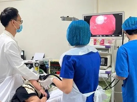 Gắp đồng xu từ dạ dày bé trai 2 tuổi