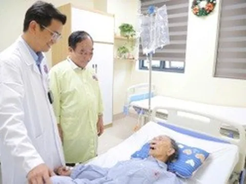 Đau âm ỉ vùng thượng vị, cụ bà 96 tuổi phát hiện ung thư dạ dày