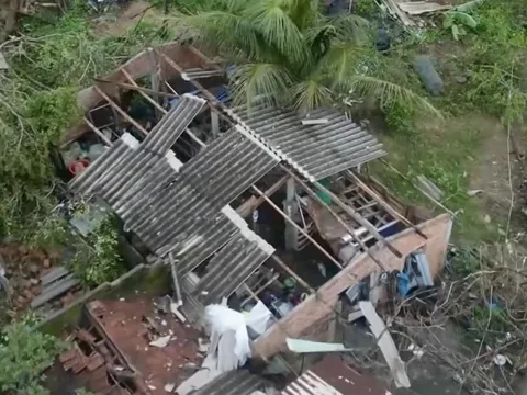 Lốc xoáy trong đêm, hàng chục ngôi nhà hư hỏng nặng ở Đà Nẵng