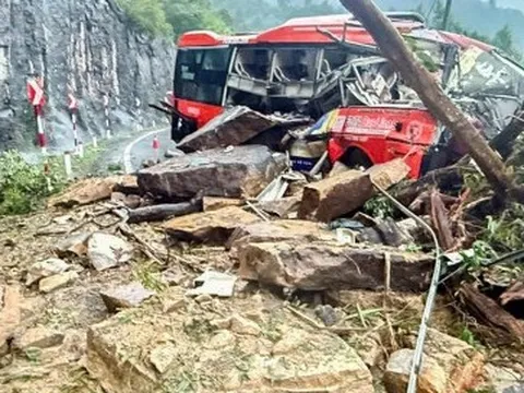 Hiện trường sạt lở núi đè bẹp ô tô khách ở đèo Khánh Lê, ít nhất 6 người chết