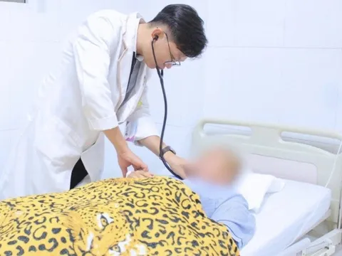 Tà áo dài cuốn vào bánh xe khi đi học, nữ sinh 15 tuổi phải mổ sọ não