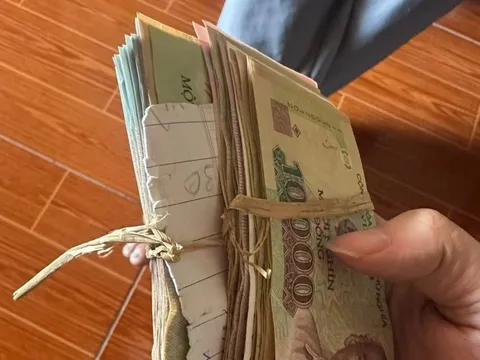 Xấp tiền mua tủ lạnh của người phụ nữ không chồng con gây xúc động