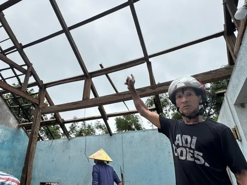 Chạy đua dựng lại mái nhà cho dân vùng lốc xoáy, trước khi mưa trút mạnh