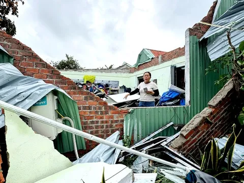 Lốc xoáy vài chục giây ở Đà Nẵng: Mái nhà bay tứ tung, dân chui xuống bàn bi da trốn