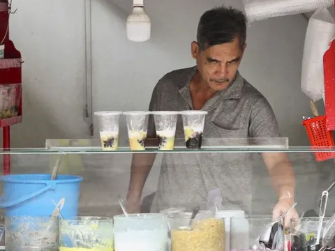 Quán 'chè chảnh' ở TP.HCM, ông chủ bị ghét vẫn nườm nượp khách