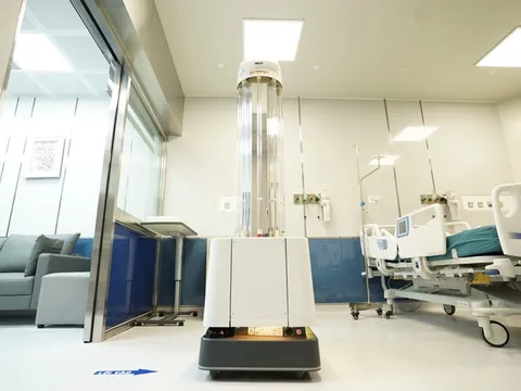 Bệnh viện công đầu tiên ở Việt Nam có 2 robot khử khuẩn công nghệ mới UV
