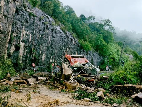 Đất đá đèo Khánh Lê đổ trúng xe khách FUTA, bước đầu ghi nhận 6 người tử vong