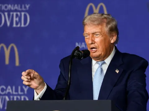 Dù bận rộn, ông Trump vẫn đầu tư làm ăn lên đến 337 triệu USD trong 1 tháng