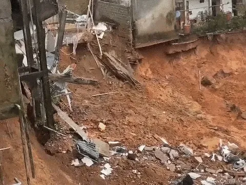 Sạt lở ăn đến móng nhà, 11 hộ ở Quảng Trị buộc phải rời đi khẩn cấp