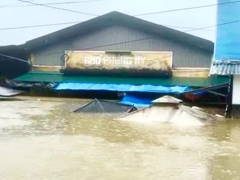 Nước lũ dâng ngang nóc chợ ở Huế, tiểu thương không kịp trở tay