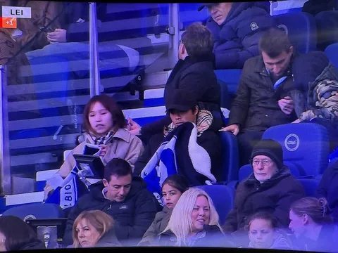 Mitoma gây chú ý khi xuất hiện cùng vợ