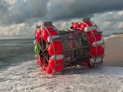 Người đàn ông gây sốc khi muốn vượt Đại Tây Dương bằng bánh xe hamster tự chế