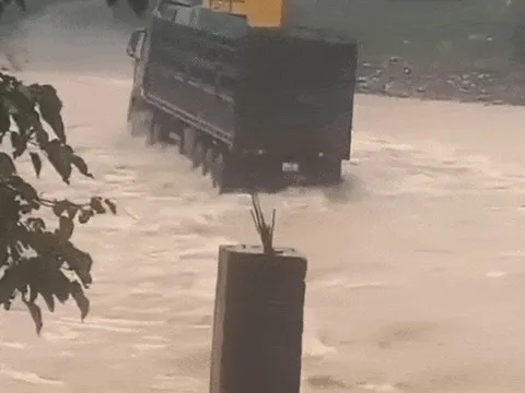 Tự ý mở rào vượt ngầm tràn, tài xế, xe tải bị lũ cuốn trôi ở Quảng Trị