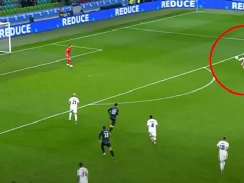 Bàn phản lưới khó tin ở vòng loại World Cup châu Âu