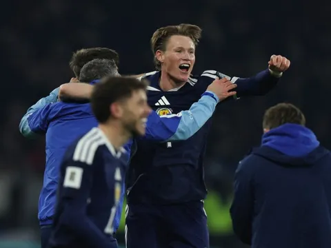 Siêu phẩm móc bóng 'điên rồ' của McTominay