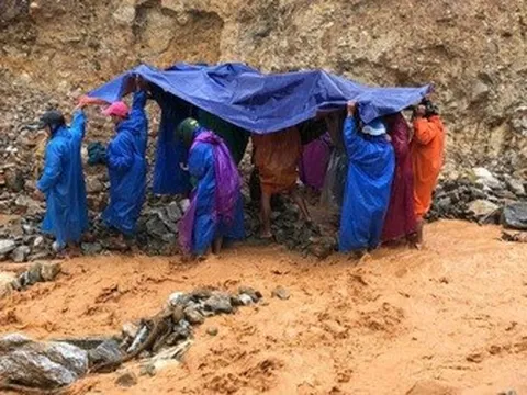 Vượt sạt lở và mưa lớn, khiêng 3 bệnh nhân ốm nặng chuyển viện kịp thời