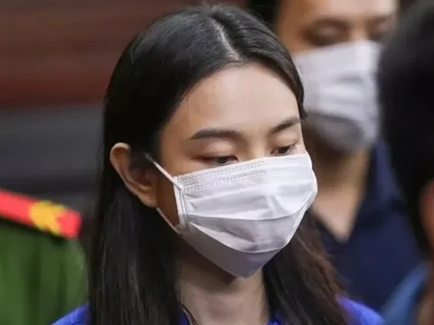 Giây phút Hoa hậu Thùy Tiên tại tòa án với tư cách bị cáo