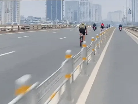Bị chặn xe, dọa vì quay clip nhóm đạp xe vào làn ôtô trên cầu Nhật Tân