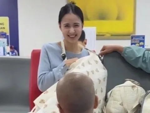 Bế con đi tiêm, mẹ bỉm gây sốt vì giống 'mỹ nhân đẹp nhất Philippines'