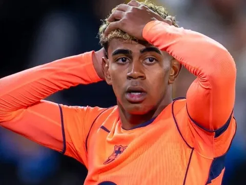 Cổ động viên cạn lời với Yamal