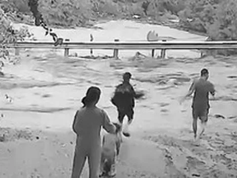 Cảnh sạt lở kinh hoàng ở Đắk Lắk, nhiều người bỏ của chạy thục mạng