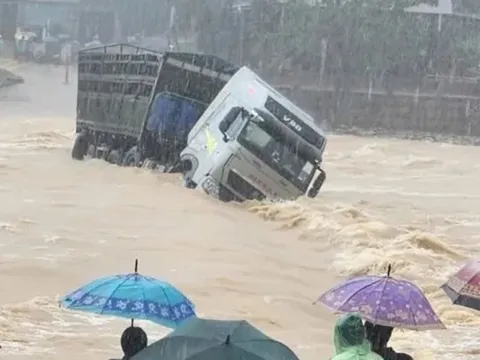 Tài xế bị lũ cuốn trôi, vợ khóc nghẹn: 'Tôi mong tìm được anh'