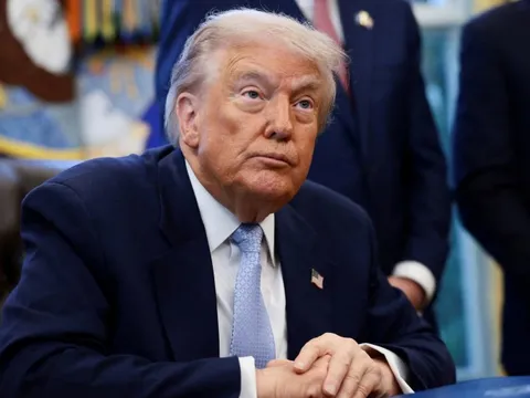 Ông Trump ký dự luật buộc công bố hồ sơ 'tỉ phú ấu dâm' Jeffrey Epstein