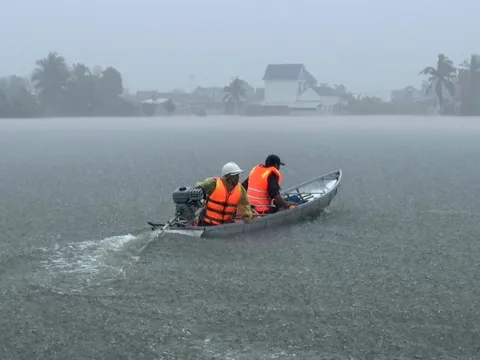 Đắk Lắk, Gia Lai vẫn mưa trắng trời, lũ dữ 'nuốt chửng' đường sá