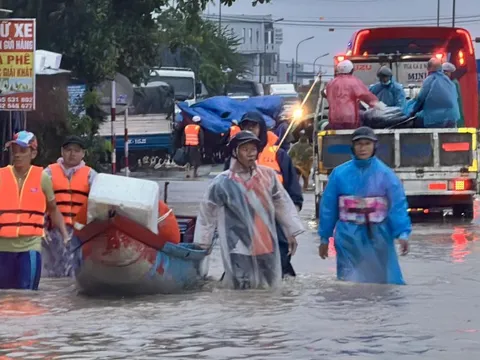 Lũ lụt miền Trung: ít nhất 50 người chết, mất tích; Tiếp tục cứu hộ trong đêm