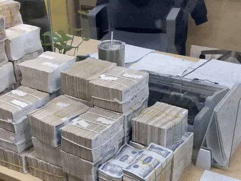 Nhân viên showroom hoảng hốt vì khách mang 253 triệu tiền lẻ mua ôtô