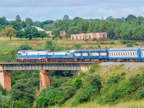 Đang nợ Trung Quốc hơn 4 tỷ USD, một nước nghèo vay thêm 1,4 tỷ USD từ chủ nợ để đại tu đường sắt dài hơn 1.800 km, mở đường cho Bắc Kinh đưa tài nguyên về nước nhanh chóng