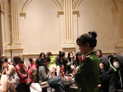 Huy động hơn 300 cảnh sát khám xét 3 quán karaoke ở Hà Nội