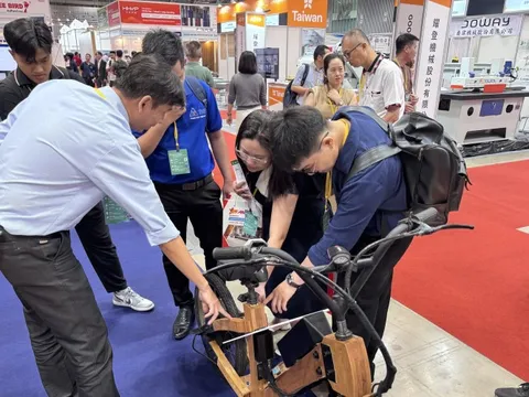 Xe máy điện khung gỗ do sinh viên chế tạo khiến dân tình trầm trồ