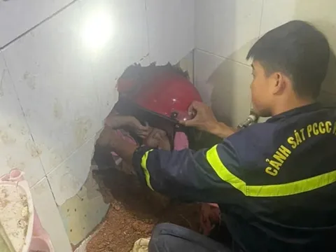 Nghẹt thở cảnh đập vỡ tường cứu bé gái bị sạt lở vùi lấp ở Đà Lạt