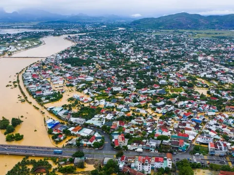 Miền Trung oằn mình vì lũ lịch sử: Thiệt hại nặng nề từ núi đến biển