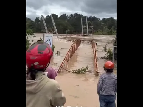 CLIP: Khoảnh khắc cầu treo bị lũ cuốn trôi