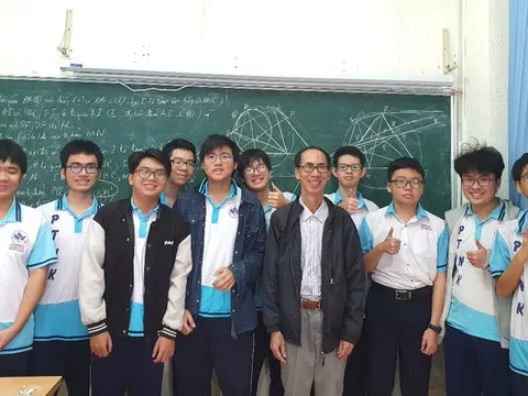 Nhớ bụi phấn trên mái tóc thầy cô - Kỳ 4: 'Mỗi lần gặp học trò tôi cũng lo chứ'