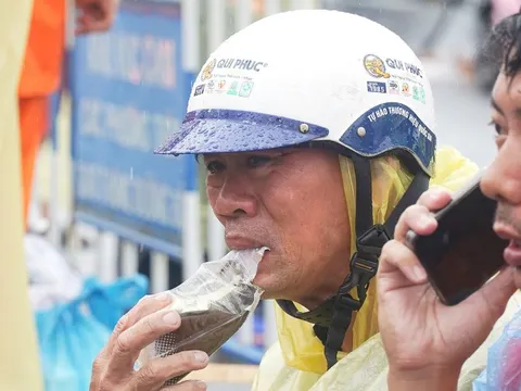 Vạn lời kêu cứu xuyên màn đêm ám ảnh trong lũ dữ