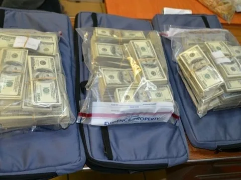 Phát hiện 151 tỷ đồng trong 8 chiếc vali ở sân bay