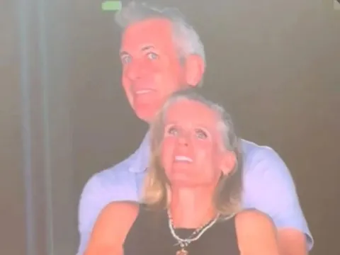 Cựu CEO bán nhà sau bê bối bị 'tóm sống' ngoại tình ở concert Coldplay