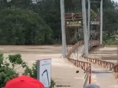 Cầu treo ở Lâm Đồng bị lũ cuốn trôi