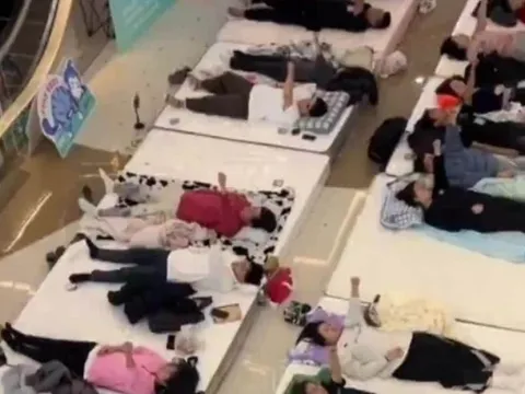 Người đàn ông chiến thắng cuộc thi 'nằm yên' ở Trung Quốc