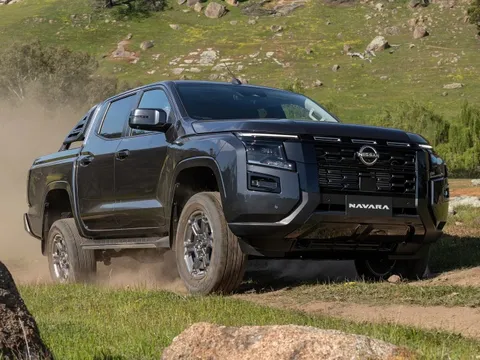 Nissan Navara thế hệ mới ra mắt - lại giống Mitsubishi Triton