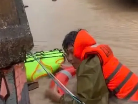 Xúc động những chuyến xuồng đổ về rốn lũ 'chia lửa' cứu dân