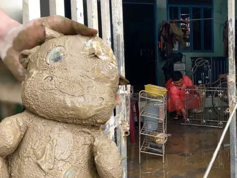 Dưới lớp bùn sau trận mưa lũ lịch sử tại Khánh Hoà