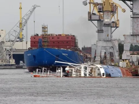 Nhà máy đóng tàu nguy cơ sụp đổ