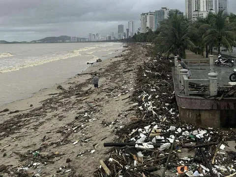 Lũ rút dần, biển Nha Trang hoang tàn sau mưa ngập lịch sử