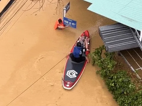 Chèo sup lao ra cứu người chới với giữa lũ sâu 3 m ở Nha Trang