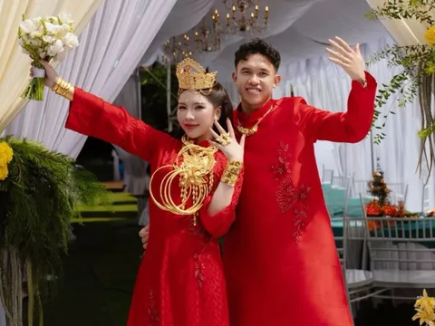 Cưới cô chủ tiệm vàng, tiền vệ tuyển Việt Nam nhận quà 'có 1 không 2'