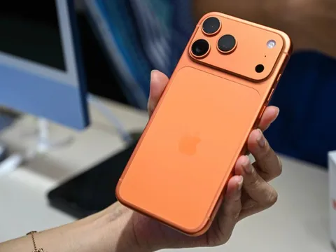 BOE mất đơn hàng 10 triệu tấm nền iPhone cho Samsung